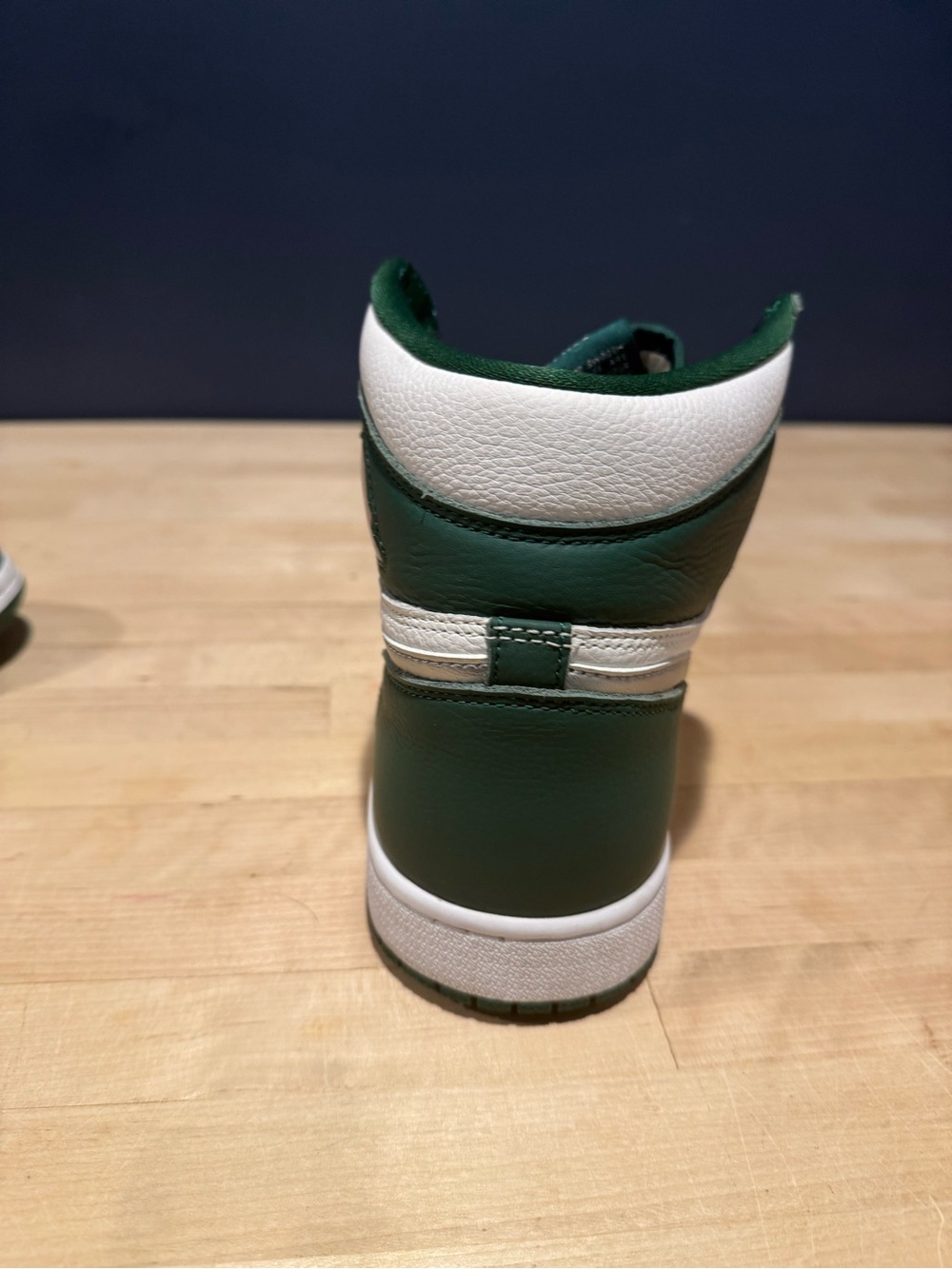 Nike men’s
High-Top Sneakers in Green, White, and Silver Swoosh - Picture 4 of 9